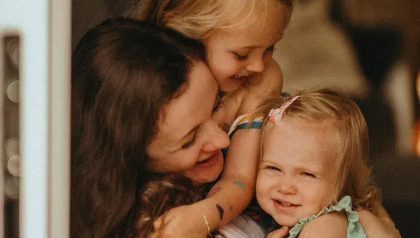 Morgana com a família em um retrato acolhedor.