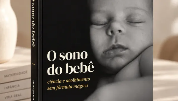 Mockup do ebook O sono do bebê, de Morgana Secco, apoiado sobre uma mesa.