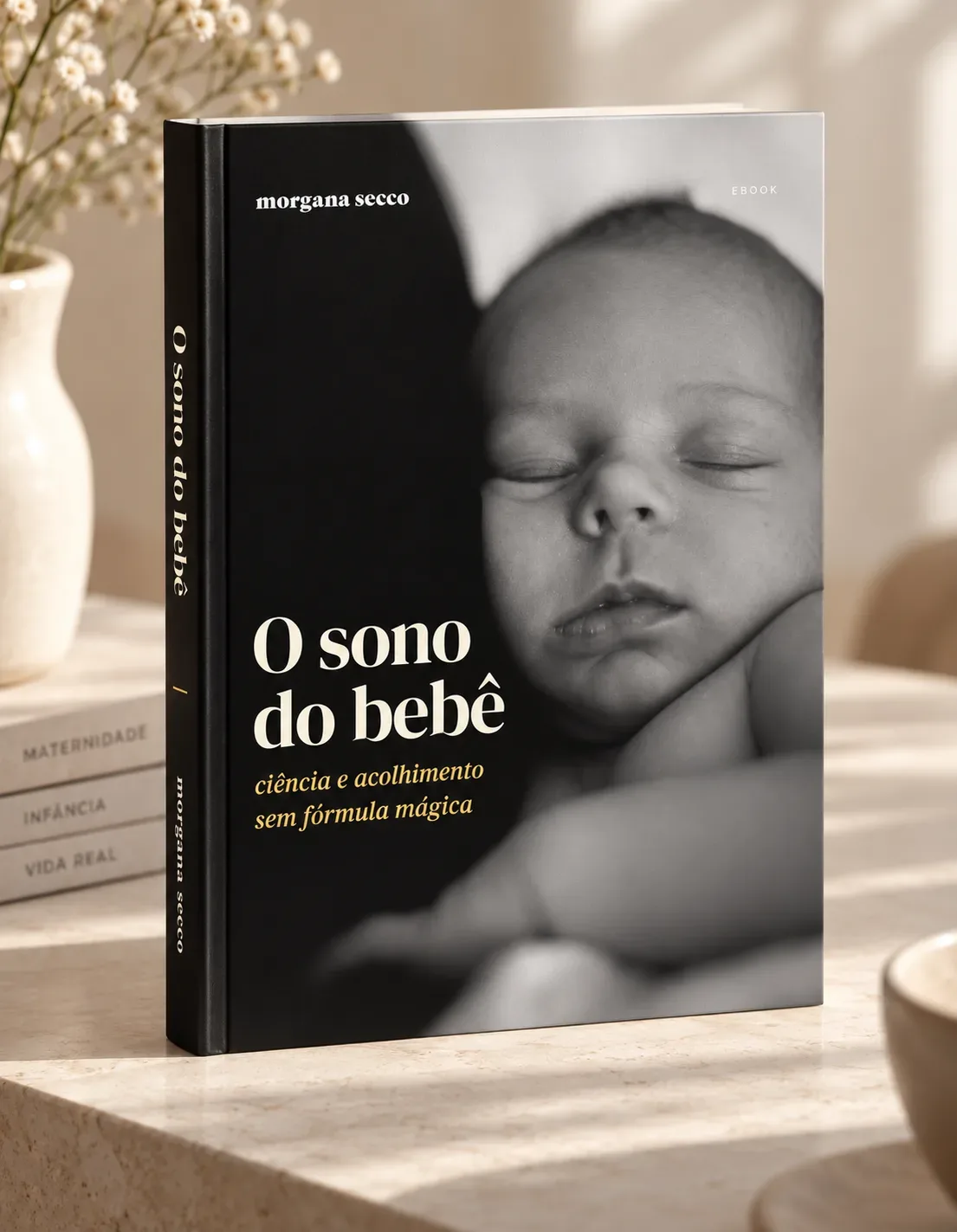 Mockup do ebook O sono do bebê, de Morgana Secco, apoiado sobre uma mesa.